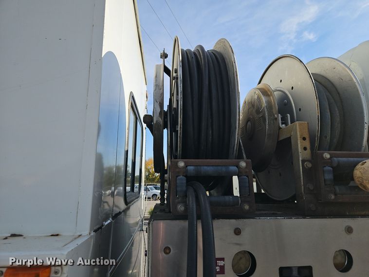 image for item EI8459 2005 International  4400 utility / service truck