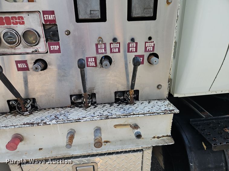 image for item EI8459 2005 International  4400 utility / service truck