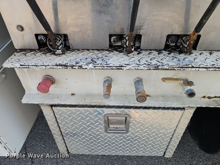 image for item EI8459 2005 International  4400 utility / service truck