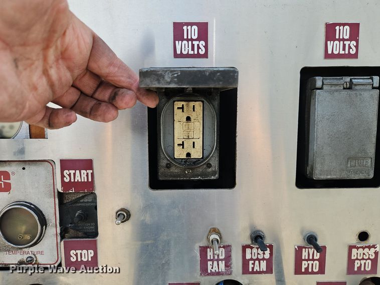 image for item EI8459 2005 International  4400 utility / service truck