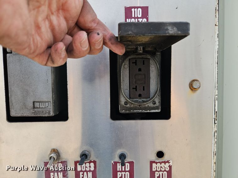 image for item EI8459 2005 International  4400 utility / service truck