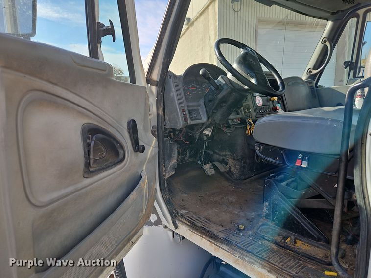 image for item EI8459 2005 International  4400 utility / service truck