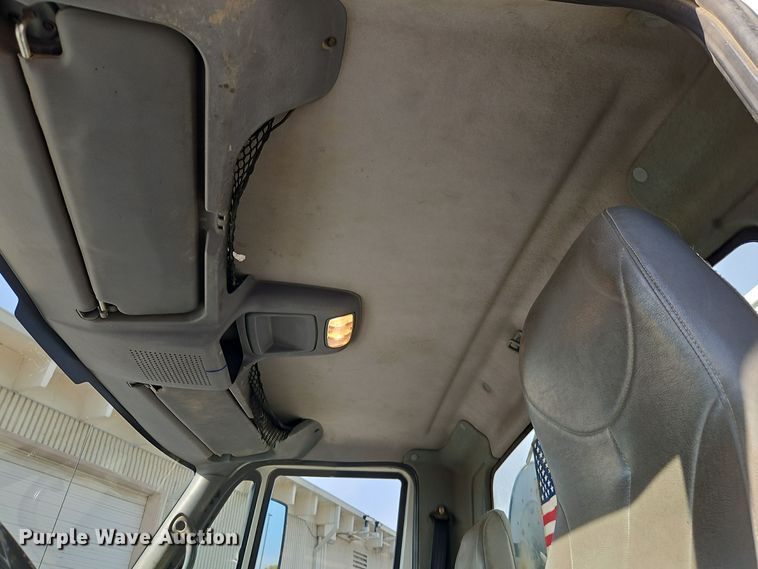 image for item EI8459 2005 International  4400 utility / service truck