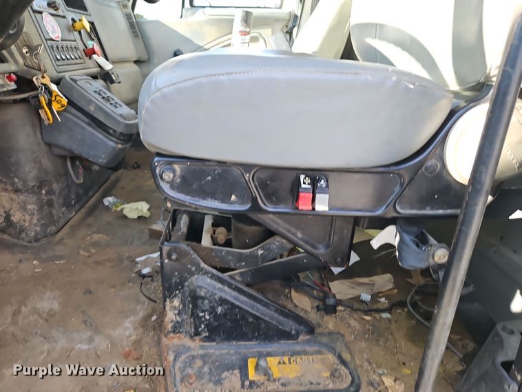 image for item EI8459 2005 International  4400 utility / service truck