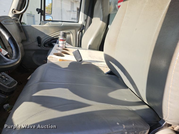 image for item EI8459 2005 International  4400 utility / service truck