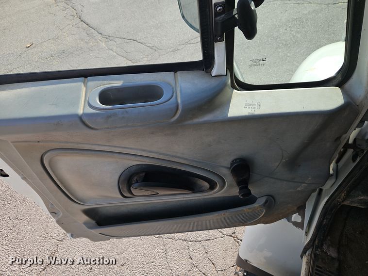 image for item EI8459 2005 International  4400 utility / service truck