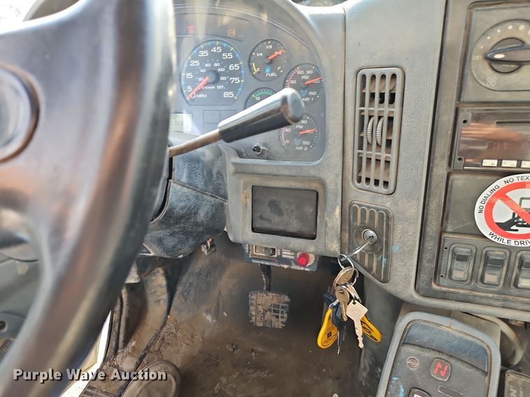 image for item EI8459 2005 International  4400 utility / service truck