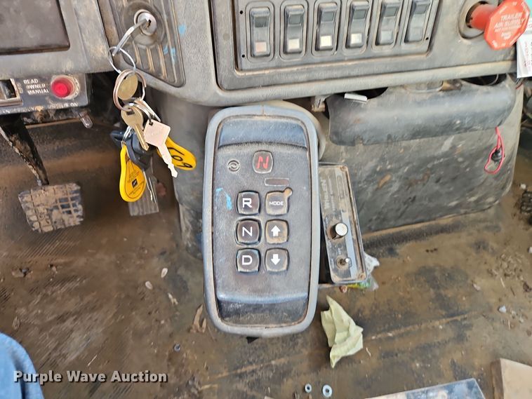 image for item EI8459 2005 International  4400 utility / service truck