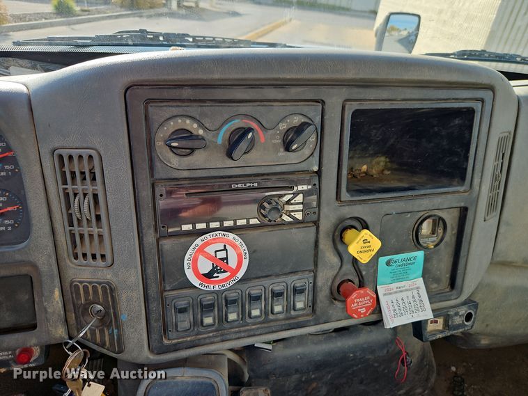 image for item EI8459 2005 International  4400 utility / service truck