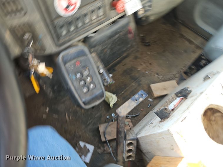 image for item EI8459 2005 International  4400 utility / service truck