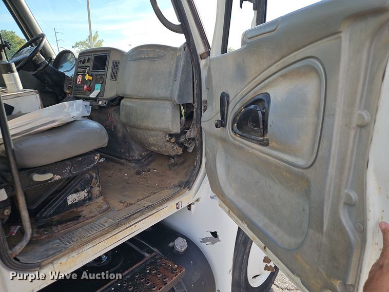 image for item EI8459 2005 International  4400 utility / service truck