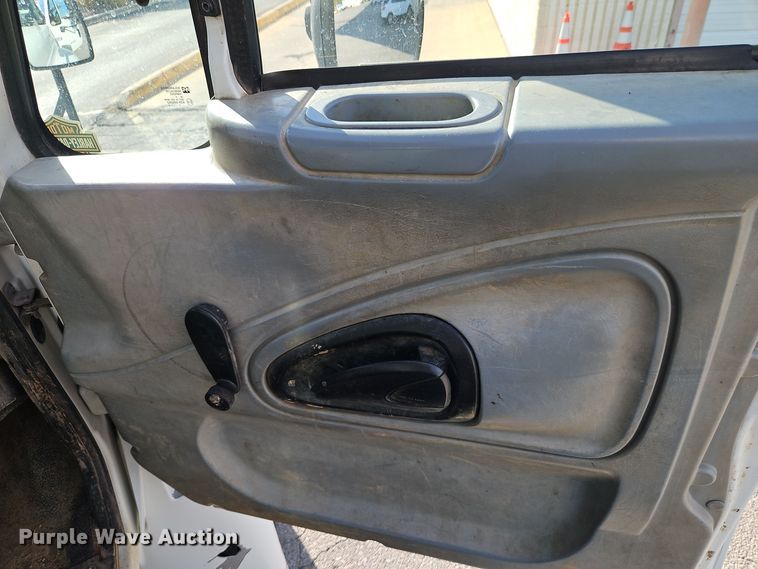 image for item EI8459 2005 International  4400 utility / service truck