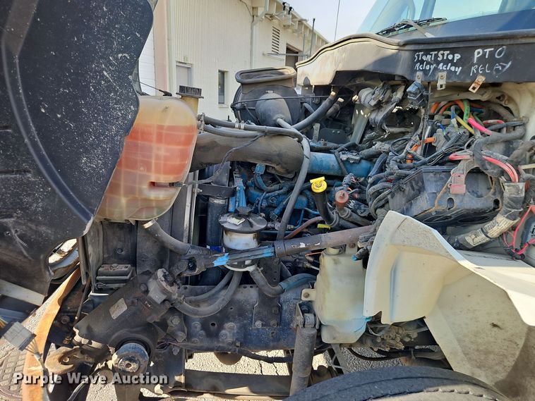 image for item EI8459 2005 International  4400 utility / service truck