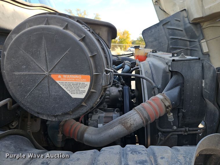 image for item EI8459 2005 International  4400 utility / service truck