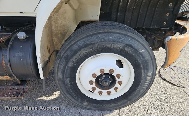 image for item EI8459 2005 International  4400 utility / service truck