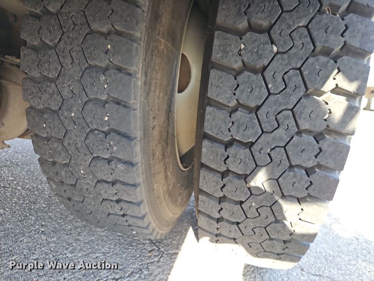 image for item EI8459 2005 International  4400 utility / service truck