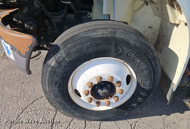 image for item EI8459 2005 International  4400 utility / service truck