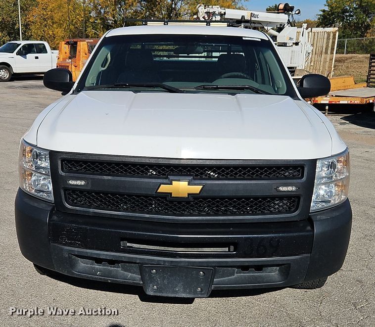image for item EI8464 2013 Chevrolet  Silverado 1500 Ext. Cab pickup truck