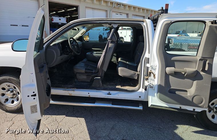 image for item EI8464 2013 Chevrolet  Silverado 1500 Ext. Cab pickup truck