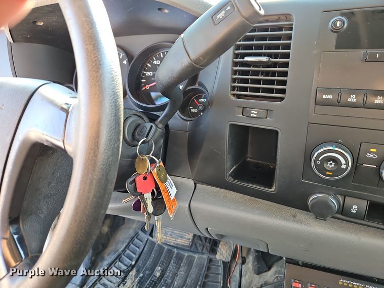 image for item EI8464 2013 Chevrolet  Silverado 1500 Ext. Cab pickup truck