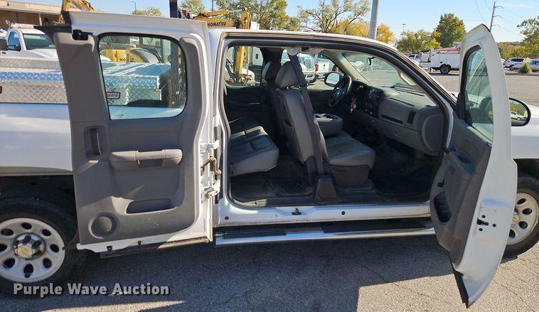 image for item EI8464 2013 Chevrolet  Silverado 1500 Ext. Cab pickup truck