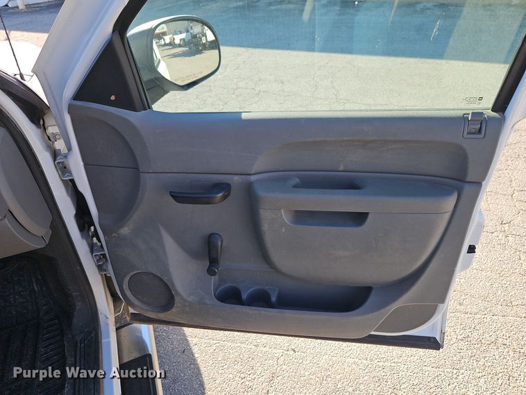 image for item EI8464 2013 Chevrolet  Silverado 1500 Ext. Cab pickup truck