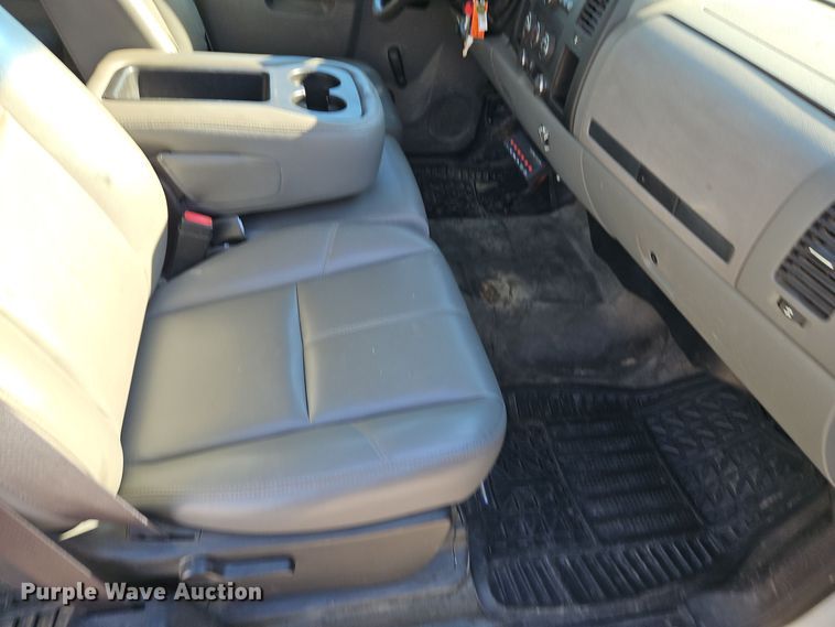 image for item EI8464 2013 Chevrolet  Silverado 1500 Ext. Cab pickup truck