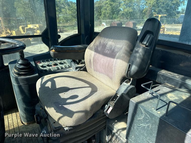 image for item EJ4994 2003 John Deere 624H  wheel loader