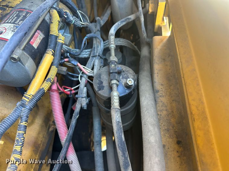 image for item EJ4994 2003 John Deere 624H  wheel loader