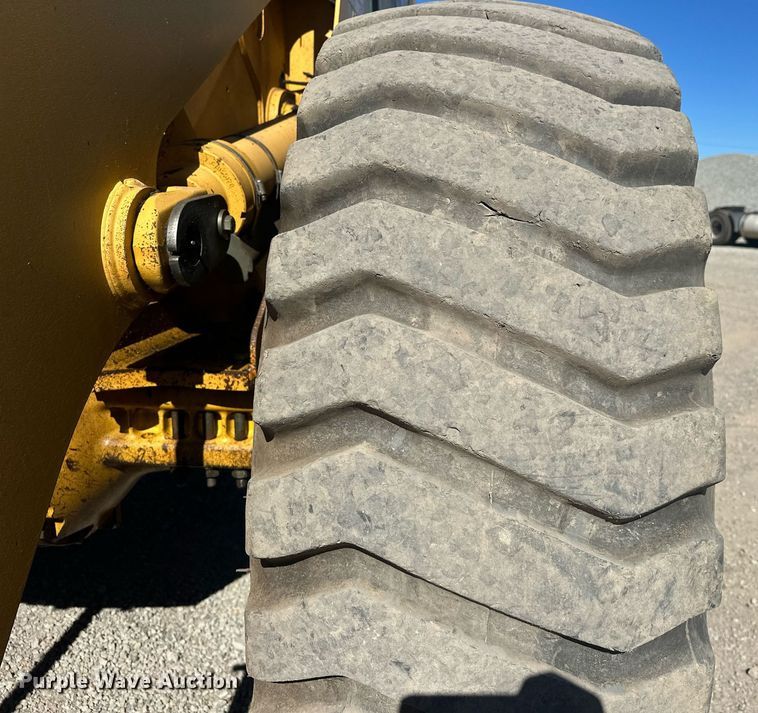 image for item EJ4994 2003 John Deere 624H  wheel loader