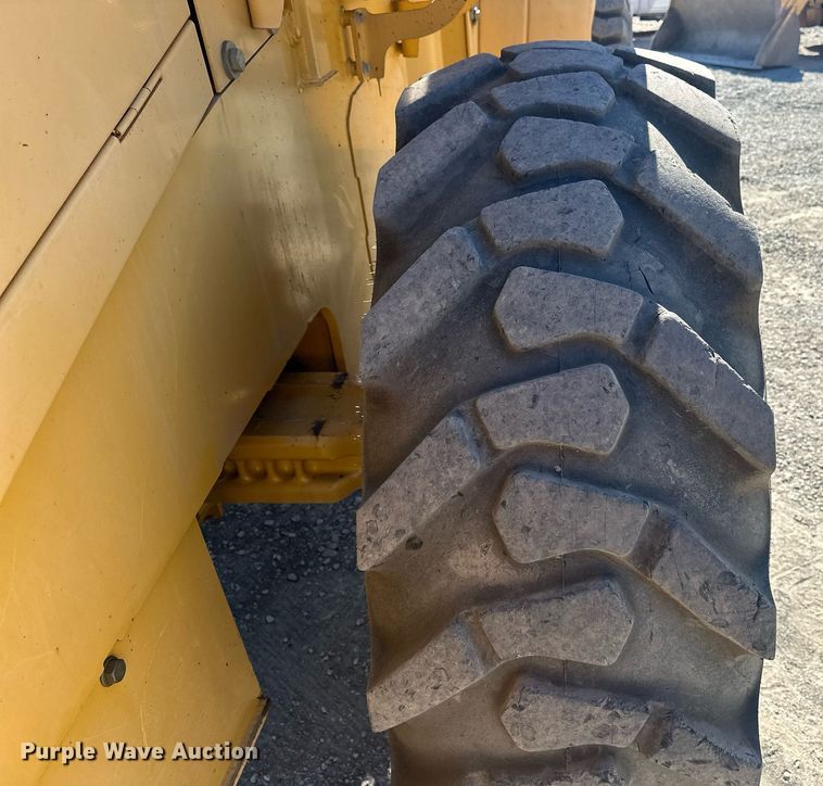 image for item EJ4994 2003 John Deere 624H  wheel loader