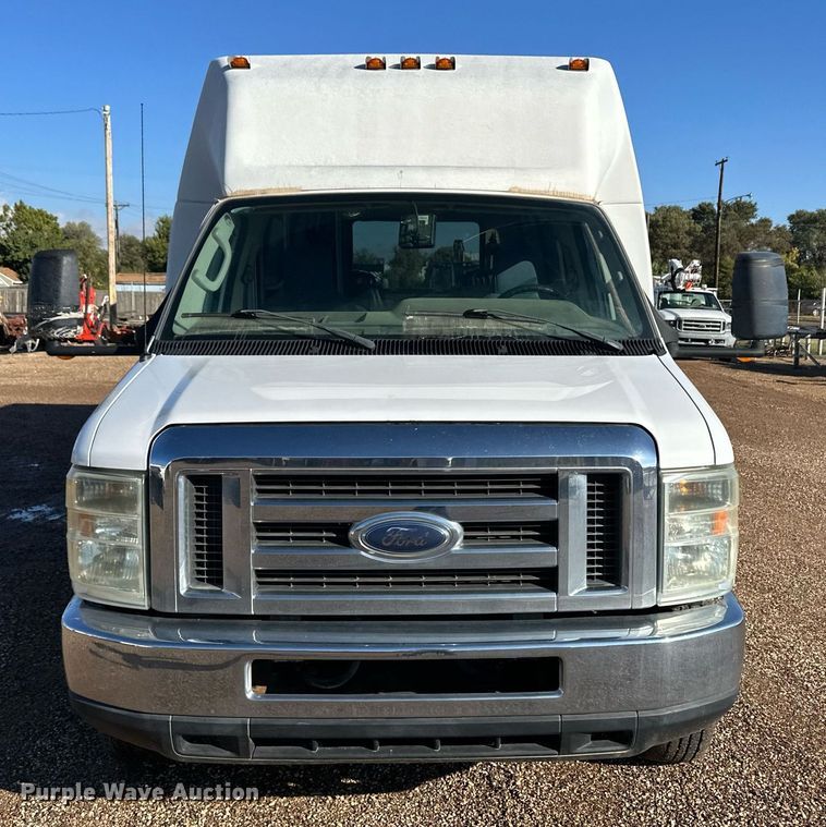 image for item ER8092 2009 Ford E450 shuttle bus