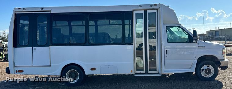 image for item ER8092 2009 Ford E450 shuttle bus