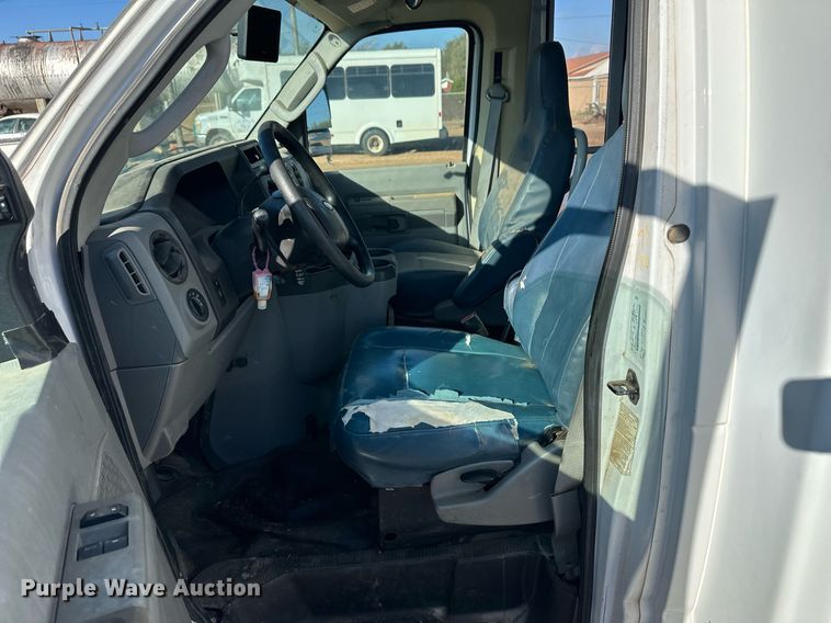 image for item ER8092 2009 Ford E450 shuttle bus