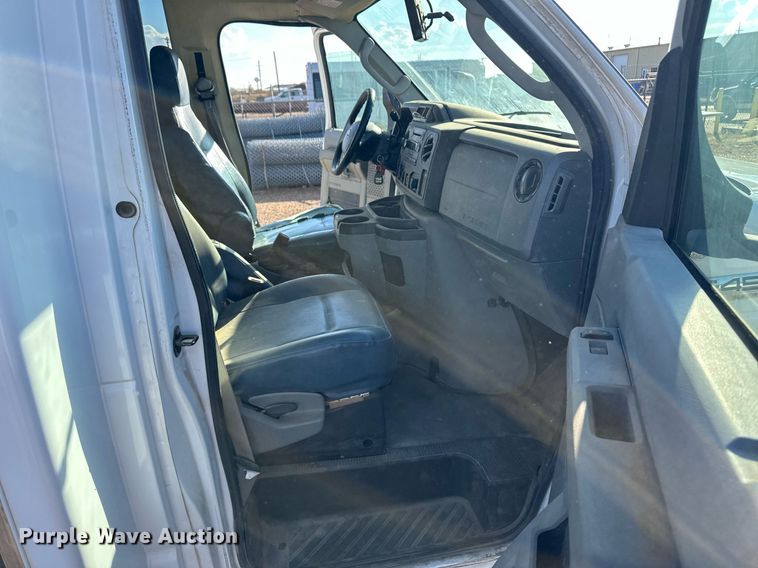 image for item ER8092 2009 Ford E450 shuttle bus