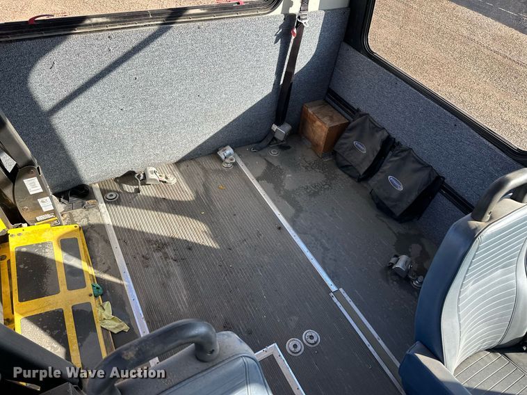 image for item ER8092 2009 Ford E450 shuttle bus