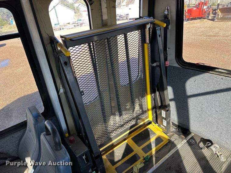 image for item ER8092 2009 Ford E450 shuttle bus