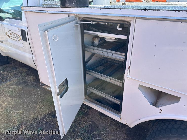 image for item ER8093 2004 Ford F550 Super Duty bucket truck