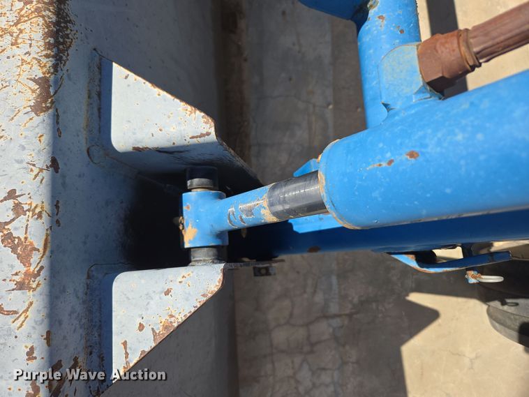 image for item ER8102 1997 New Holland 3930 tractor