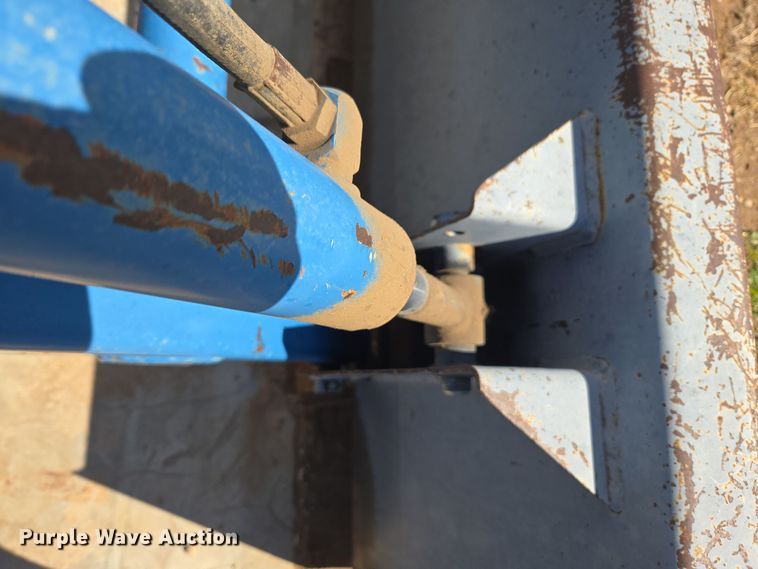 image for item ER8102 1997 New Holland 3930 tractor