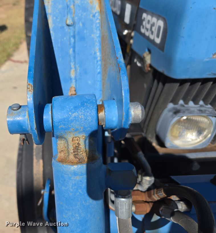 image for item ER8102 1997 New Holland 3930 tractor
