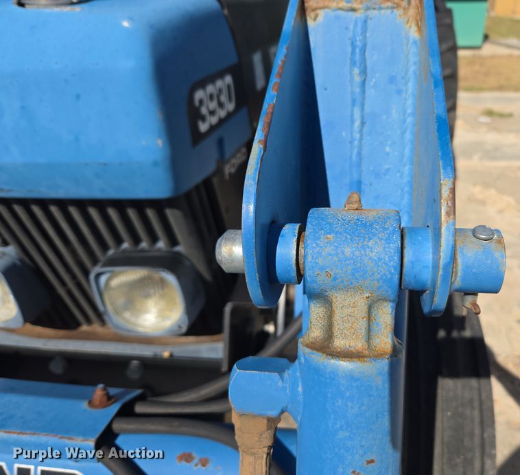 image for item ER8102 1997 New Holland 3930 tractor