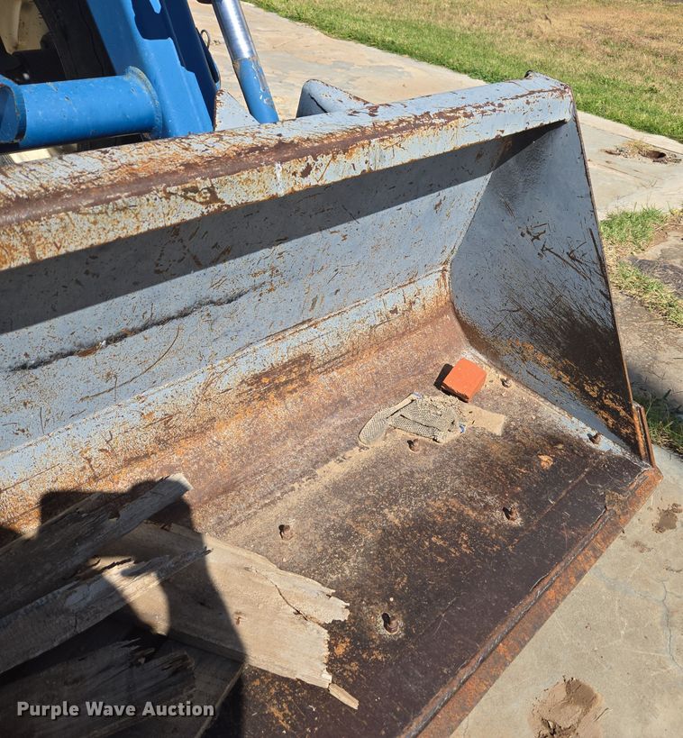 image for item ER8102 1997 New Holland 3930 tractor