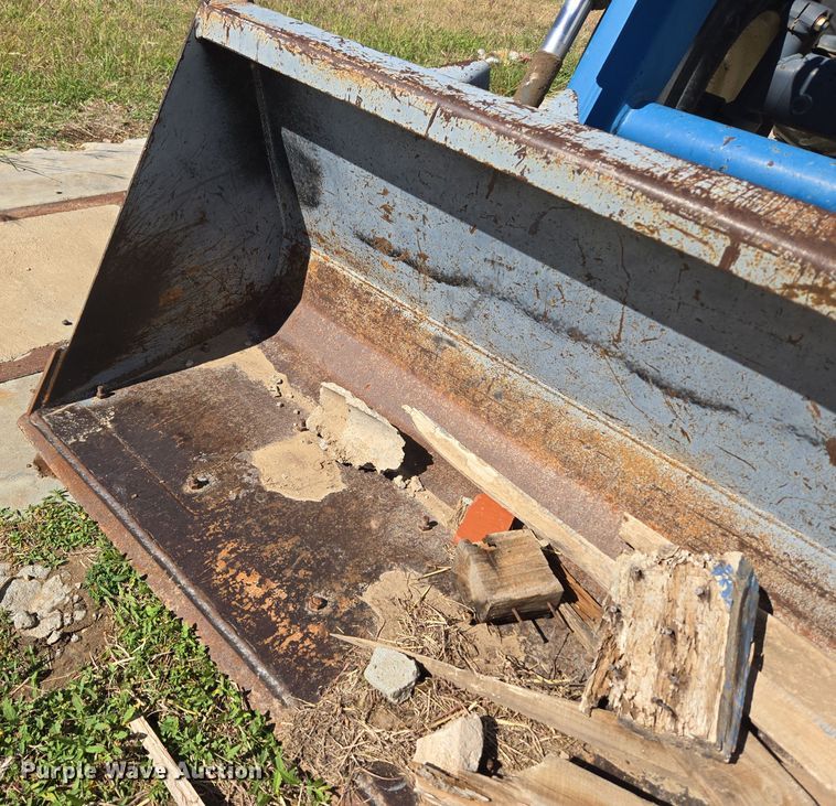 image for item ER8102 1997 New Holland 3930 tractor