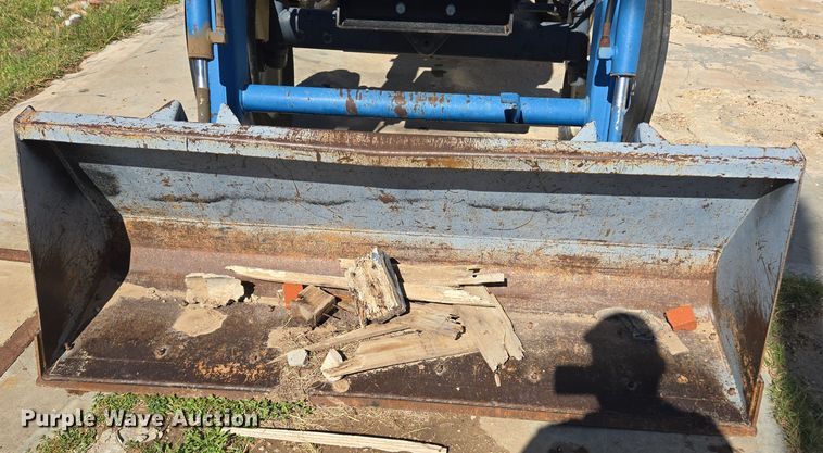 image for item ER8102 1997 New Holland 3930 tractor