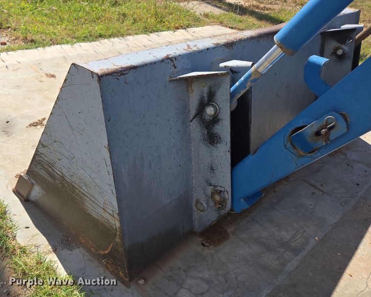 image for item ER8102 1997 New Holland 3930 tractor