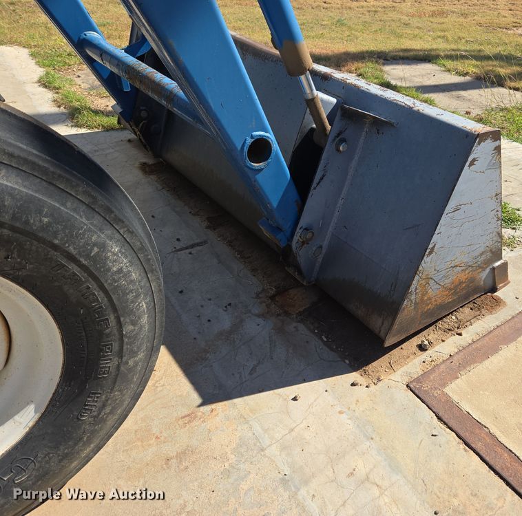 image for item ER8102 1997 New Holland 3930 tractor