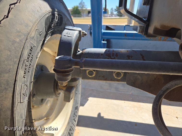 image for item ER8102 1997 New Holland 3930 tractor