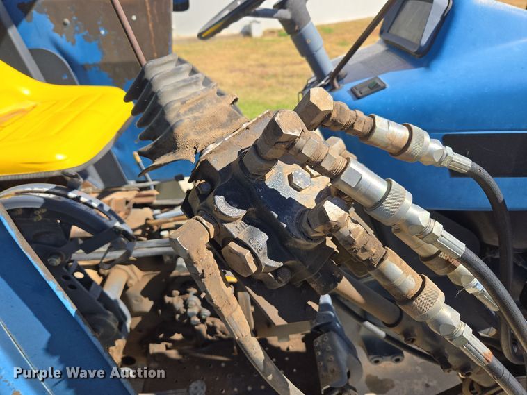image for item ER8102 1997 New Holland 3930 tractor