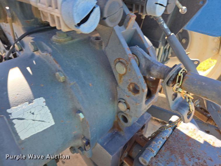 image for item ER8102 1997 New Holland 3930 tractor